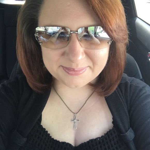 Meet your Posher, Rebekka - Picture 1 of 2